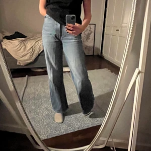 Whyred Jeans💙 - Ascoola vida jeans från Whyred💙 Köpta för 1200kr men säljer för 700kr då de blivit för små🙏🤍 Är i gott skick utan skavanker💙💙 Bättre bilder kan såklart ges vid förfrågan!😁😁 Storleken är 28/32