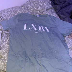 T-shirt med tryck  - T-shirt från newyorker aldrig använd. 50kr + frakt 45kr 