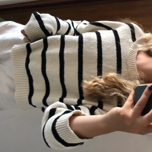 Randig tröja! - Säljer denna så fina randiga stickade (?) tröjan från pull and bear som jag har för mig är slutsåld. Passar till allt! Storlek M. Fraktar spårbart men mötas upp kan lösas i Stockholms området 🥰