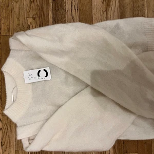 Stickad tröja - Säljer på grund av att jag ångra köpet å har tappat bort kvitot .helt ny aldrig använd köpte för 399 från Cubus💗