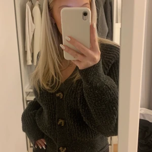 Stickad kofta  - Köpt i höstas, säljer då den inte kommer till användning!  100+frakt!