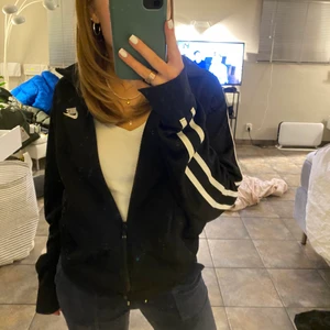 Nike zip-up  - Nice zip up hoodie från Nike, storlek S. I nyskick💓