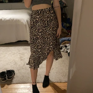 Kjol - Super söt leopardkjol som ändast är använd ett fåtal gånger 