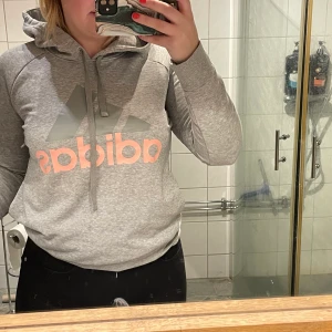 Grå Adidas Tröja  - Grå Huvtröja från Adidas, fint skick. Tvättas innan leverans! 