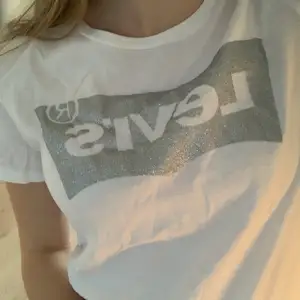 Snygg t-shirt från levi’s. Hör av dig om du är intresserad ❣️