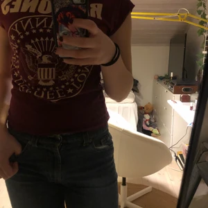 Ramones t-shirt st 38 - Jag köpte plagget secondhand men har aldrig använt skicket är väldigt bra. Den har storlek 38 och då passar den nog XS-M. 