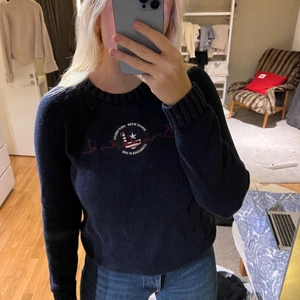 Sweater Bondelid - Grovstickad skön sweater från Bondelid i New England stil. Jättefin passform på mig som vanligtvis använder stl M, även snygg oversized med skjorta under eller som tröja att dra över en klänning💕 köpt för 1200 säljer för 400. Frakt ingår!