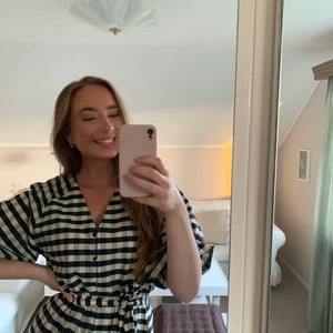 Klänning med puffärm, S - Så söt klänning med puffärm ifrån Hm. Knytning i midjan, minilängd, v-ringning, knappar och puffärm.Sitter som en smäck! Aldrig använd, utan endast testad💕