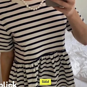 Randig volang tröja zara - Säljer nu min jättefina randig volang tröja från Zara då sen inte kommer till användning. Köptes i somras och har använt den några gånger men den är frf i nyskick! Den är i strl s!