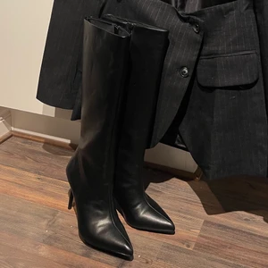 Spetsiga fake läder klackskor  - Använda en gång så i helt nyskick. 266 kr med spårbar frakt inkluderat i priset!