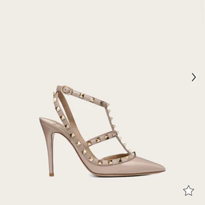 Valentino klackskor  - Säljer mina jätte fina valentino klackskor nypris 8,295 säljer dom för 4000 använda 1 gång. Kvitto och bag följs med.  Storlek 37