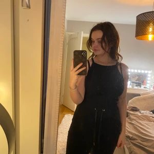 Svart linne - Säljer ett svart linne i något typ av ”stickat mönster”. Väldigt skönt linne i XS från H&M