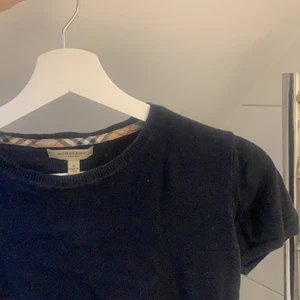 Stickad burberry top - Söt burberry t-shirt i stickat material. Använd i skicket och därav priset. Skickar gärna fler bilder!