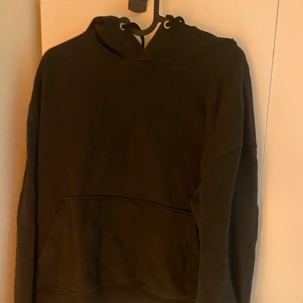 Fin hoodie, svart med slits på sidorna. Jättemjuk insida, knappt använd.. Tröjor & Koftor.