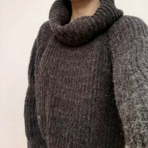 polotröja  - Grå stickad polotröja från Kappahl, varm och mysig nu till vintern! Storlek 158-164, men passar s/xs perfekt!