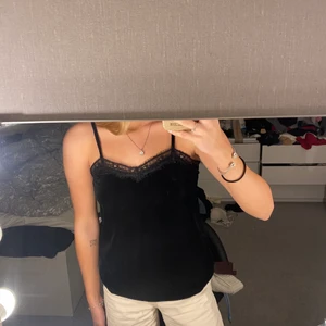 Linne i sammet från Jacqueline de Young - Ett jätteskönt linne som fungerar som både nattlinne eller till vardags i strl M. Är själv en strl S och passar bra på mig. Nypris 500kr, säljer för 150kr.