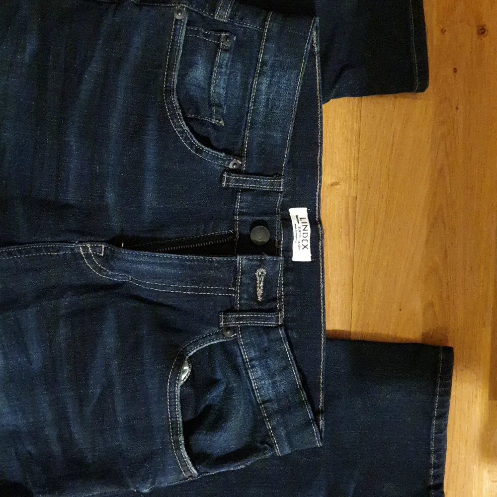 Unisex jeans med en mörkblå färg. Stl 170. Märke: Detroit. Jeans & Byxor.