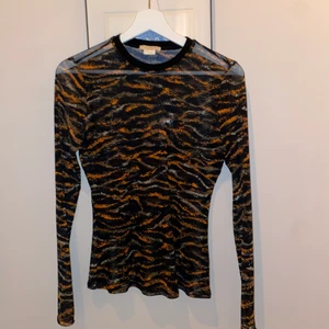 Mesh tröja  - Mesh tröja från Notes Du Nord! Knappt använd, bra skick! Perfekt lagom genomskinlig!💝 storlek framkommer inte men skulle säga att tröjan fungerar för de flesta då tyget är stretchigt! 