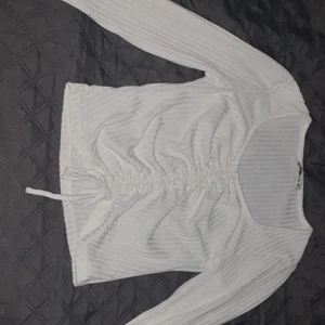 Långärmad tröja  - Storleken på denna plagget är M, jag använde plagget kanske 3 gånger och köpte den för ungefär 1 år sen, den passar jätte bra och har skön och bekväm material. Köpte den för 99kr och säljer den för 80kr.