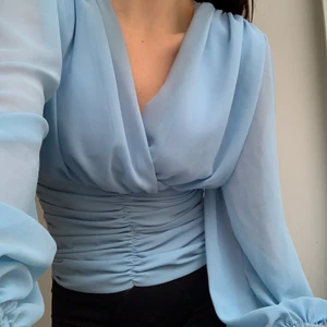 Ljusblå blus - strl. S - Ljusblå blus med smickrande passform. Från Nelly. Älskar den! Passar till både middag & fest. Använd ca 6-8 gånger, väldigt gott skick!