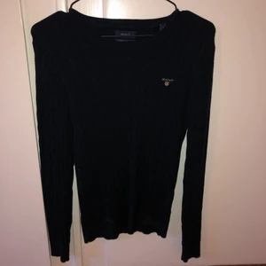 Kabelstickad gant  - Marinblå. Strl S. Använd ett fåtal gånger.