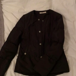 En vårjacka i st 34 - Fin vårjacka från Gina tricot i st 34, fin men för-stor för mig. Använd fåtal gånger! Skriv privat för fler bilder