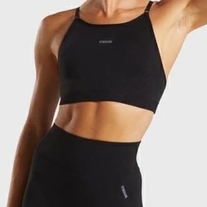 Gymshark sport-bh - Säljer denna superfina sport-bh från gymshark pga fel storlek. Har endast använder den ett fåtal gånger och den är i väldigt bra skick. Jag tror ej att denna finns kvar i deras sortiment så passa på att köpa denna fina sport-bh.✨ Den är i storlek S.