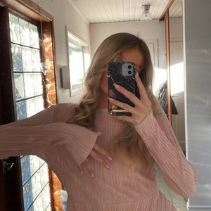 jättesöt ljusrosa topp från Gina Tricot - använd en gång, ribbat skimrigt material med söm i midjan, långa ärmar💗💓💞 pm vid frågor/önskemål om fler bilder