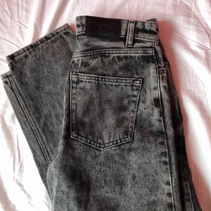 Jeans - Svarta monki jeans strl 25. 