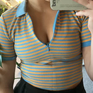 Piketröja - Superfin Orange blå randig tröja från zara i storlek M. Jättebra skick, endast anvönd några frå gånger och dragkedjan går att dra upp och ner. 💜💜skriv för frågor eller fler bilder