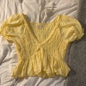 Gul blus - Sötaste gula blusen som inte säljs längre🤩, använd fåtal gånger. Säljer då den inte kommer till användning längre. Köpte för 399kr i butik 