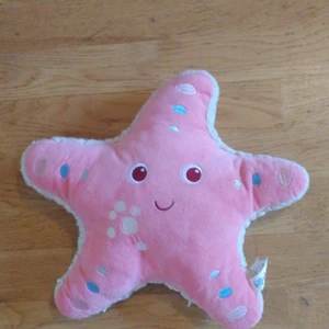 Gosedjur (sjöstjärna)  - En sjöstjärna "tentaklen" är typ 10cm. Höjd är ungefär 25cm och bredden är typ 30cm. Original pris 60kr.