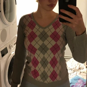 Rutig pullover - Rosa, grå, vit och svart rutig pullover