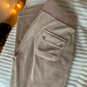 Juicy couture byxor  - Funderar på att sälja mina skönaste mjukisar vid bra bud! Stl XS men passar även S 🤎  köpta från deras egna hemsida! Kör budgivning, OBS höj med minst 20 kr Tackis! 