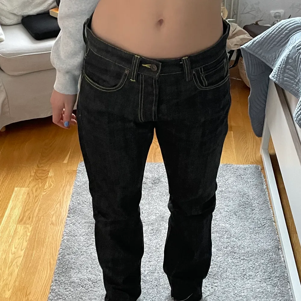 jättefina lowrise jeans från Denim Demon, köpta second hand men i väldigt fint skick. Storlek 30/34 men avklippta, de är lagom långa på mig, jag är 168💕. Jeans & Byxor.