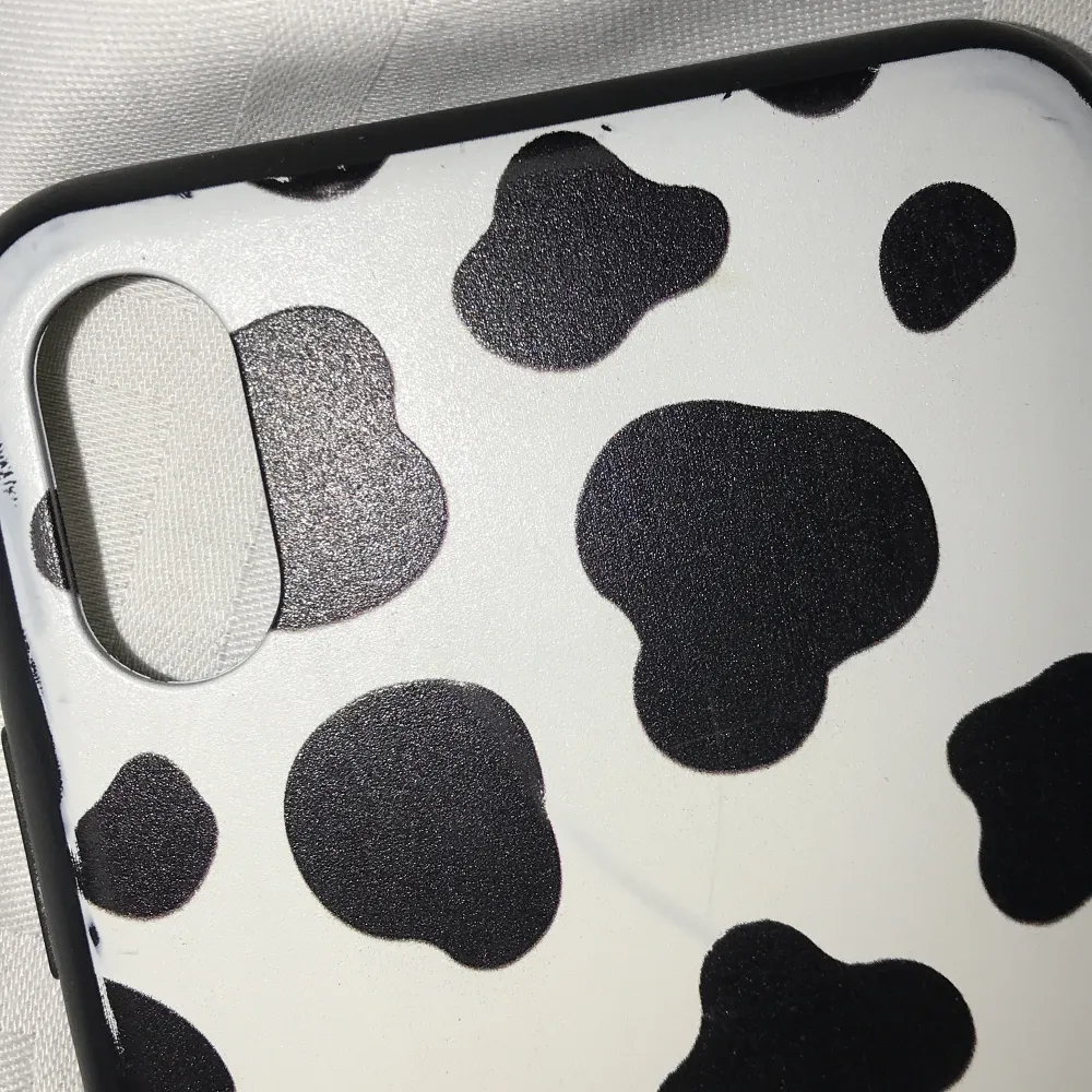 Ett ko mönstrat iPhone XS skal. Har inte haft det så länge.. Övrigt.