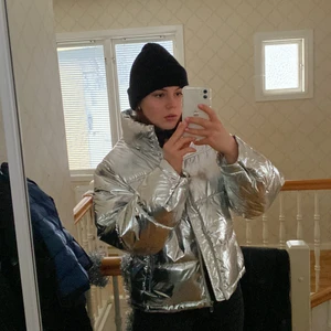 Silvrig jacka  - Varm och skön jacka som jag köpa här på Plick. Storlek L men passar mig som har S.  Endast 200 inklusive frakt!! 