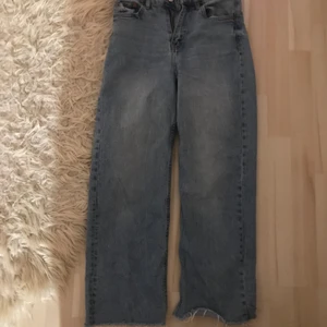 Lager 157 - Dem är använda men fortfarande väldigt bra skick. Storleken är XS men jag skulle säga att dem passar S också. Kontakta mig provar för fler bilder! Pris kan diskuteras! 🥰