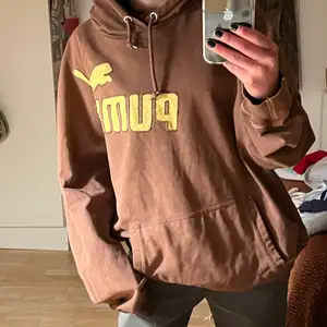 assnygg brun hoodie från puma, skulle säga passar xs-m beroende på hur man vill att den ska sitta :)
