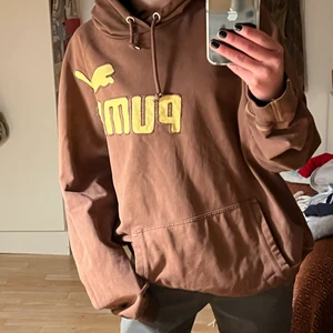 Puma hoodie - assnygg brun hoodie från puma, skulle säga passar xs-m beroende på hur man vill att den ska sitta :)