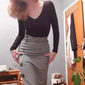 Pennkjol, Zara, Strl XS - Mycket gott skick, rutig pennkjol, går att öppna knapparna ungefär halvvägs upp. 