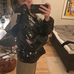 Svart jacka - Säljer denna super fina lack jacka som är i väldigt bra skick. Jackan är jätte skön och varm. 