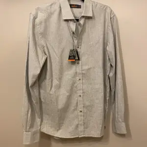 Ny grå skjorta från Morris. Stl.L Ordinariepris 699kr, säljer för 500kr pga fel Stl. Mkt bra skick. 