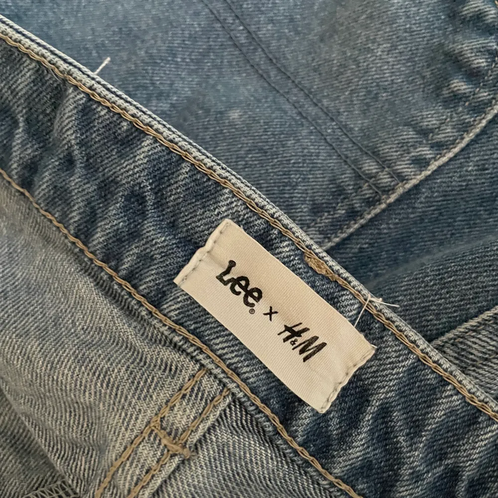 Jättesköna lee x hm jeans i bra skick. I storlek 38. Jag är 176 och dom sitter bra i längden på mig. Köparen står för frakten💗. Jeans & Byxor.