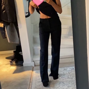 Kostymbyxor - Slutsålda kostymbyxor i storlek S från ZARA (aldrig använda) , mörkblåa mid raise full length med slit längst ner.  Jag är ca 169 cm och har på mig storlek XS och dom är några cm långa för mig men går att använda. Buda eller köp direkt för 400kr