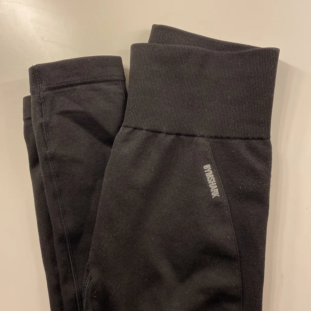 Säljer mina svarta gymshark tights i storlek XS då de aldrig kommer till användning. Skriv för fler bilder💗. Övrigt.