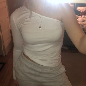 Vit enärmad topp Na-kd  - Säljer en superfin enärmad vit topp ifrån Na-kd i storlek Xs! 🤎🤎 Mycketbra skick, nästan aldrig använd, säljer för 100 + frakt! 🙌🤎
