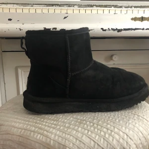 Uggs svarta - Svarta Uggs stl 40, välanvända men fortfarande fina😊köparen betalar frakten
