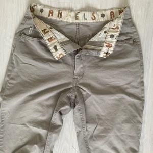 Angels cargo byxor - Lite oversize cargo byxor från Angels. Fin insida för  sån övervikning. Grön/gråa. Skriv för fler bilder