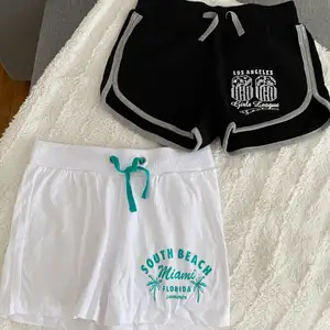 Mjukis shorts ett par för 20 eller båda för 30. Köpare står för frakt!